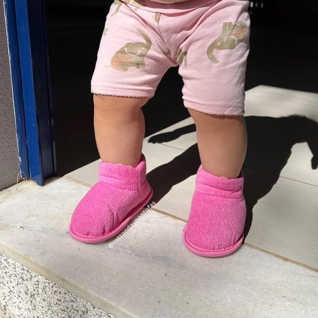 Pantufa Meninas e Meninos Sapatinho Botinha Infantil em Pele Quentinha Antiderrapante Bebê