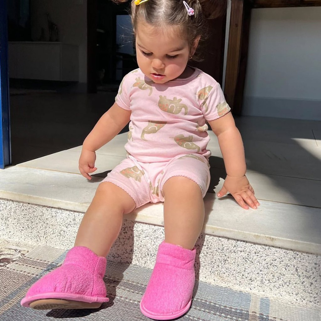 Pantufa Meninas e Meninos Sapatinho Botinha Infantil em Pele Quentinha Antiderrapante Bebê